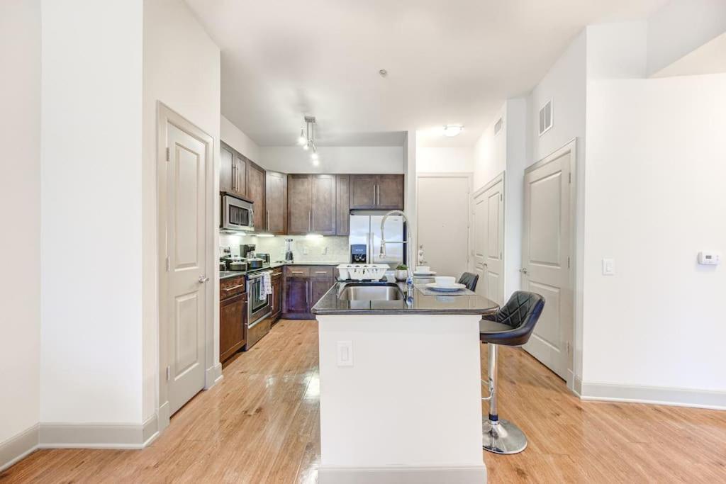 Appartement Chic 1Br Near Nrg With Pool Wifi Freeparking à Houston Extérieur photo