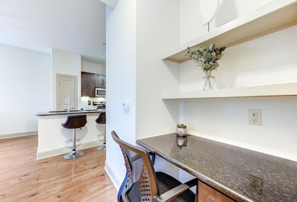 Appartement Chic 1Br Near Nrg With Pool Wifi Freeparking à Houston Extérieur photo