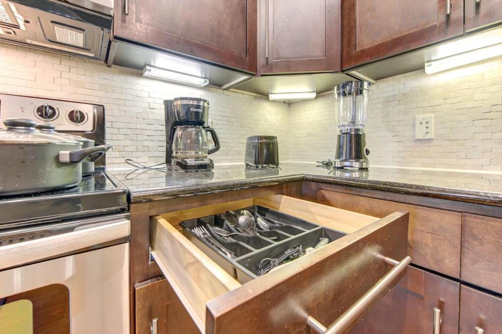 Appartement Chic 1Br Near Nrg With Pool Wifi Freeparking à Houston Extérieur photo
