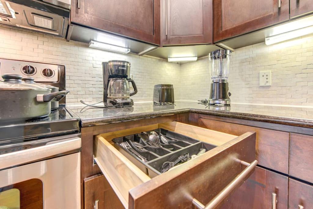 Appartement Chic 1Br Near Nrg With Pool Wifi Freeparking à Houston Extérieur photo